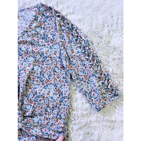 GUC | A. Byer | V Neck Lattice Cutout 3/4 Sleeve Floral Blouse w/Ruching | Small - Picture 13 of 15